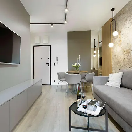 Center Deluxe With Balcony By Elite *