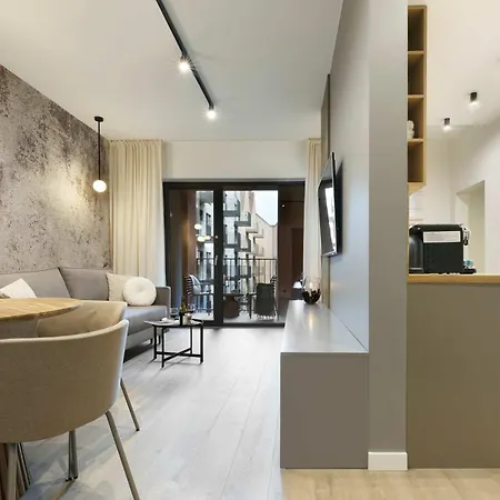 Center Deluxe With Balcony By Elite *